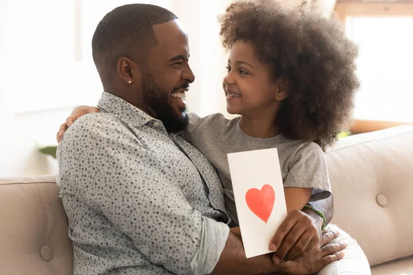 Feliz padre africano e hija niño abrazando celebrar el día de los padres — Foto de Stock