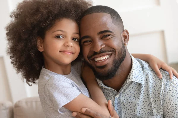Mutlu Afrikalı baba ve küçük sevimli çocuk kızı, portre kucaklayan — Stok fotoğraf