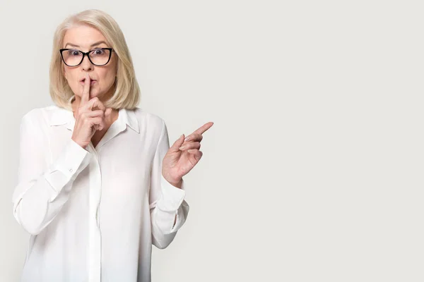 Empresária usando óculos fazer ponto gesto silencioso com o dedo de lado — Fotografia de Stock