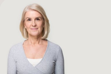 Headshot portre olgun çekici kadın stüdyo gri arka planda izole