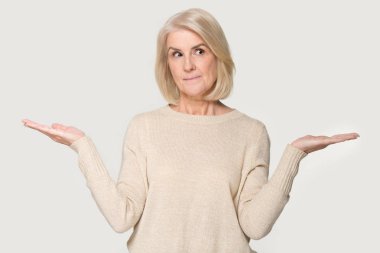 Olgun kadın gergin eller düşünme beyaz arka planda seçim yapar