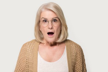 Headshot stüdyo portre yaşlı şaşırmış gri izole kadın