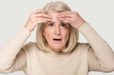 Olgun kadın yüz kırışıklık stüdyo kavramsal görüntü hakkında üzgün hissediyor