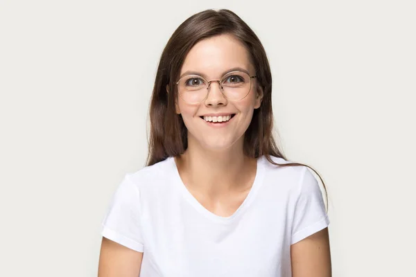 Headshot studio portrait surprised girl isolated on grey background — Stock Photo, Image