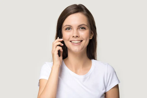 Retrato en la cabeza mujer positiva hablando por teléfono aislado en gris —  Fotos de Stock