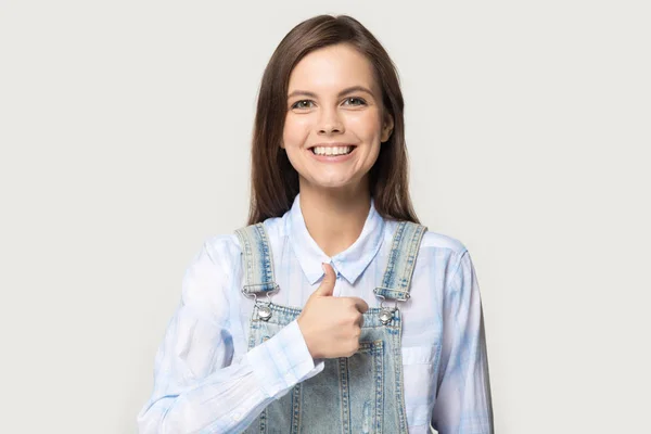 Genç mutlu kadın görünümlü parmak yukarı göstermek — Stok fotoğraf