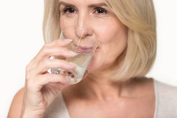 Крупным планом привлекательная женщина держит стакан питьевой воды — стоковое фото