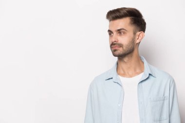 Yakışıklı adam kenara kopya uzay beyaz stüdyo arka planda bakıyor