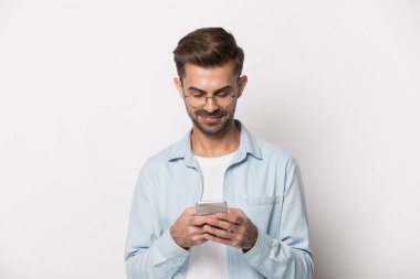 Akıllı telefon stüdyosu çekim kullanarak gözlük pozitif adam