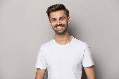 Kamera bakarak kar beyaz gülümseme ile çekici pozitif adam