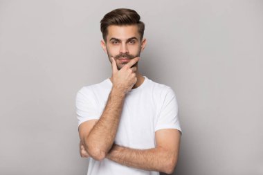 Ciddi adam Touch çene bakmak kamera düşünme stüdyo vurdu