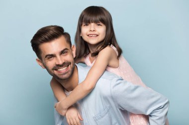 Baba arka güzel okul öncesi çocuk stüdyosu vurdu