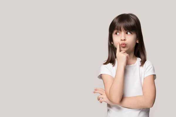 Attente kleine meisje op zoek weg te denken geïsoleerd op grijze achtergrond — Stockfoto