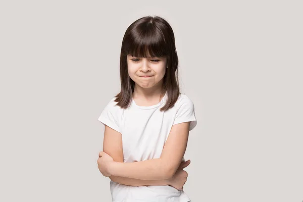 Frustrado molesto niña solitaria aislado en gris estudio fondo —  Fotos de Stock