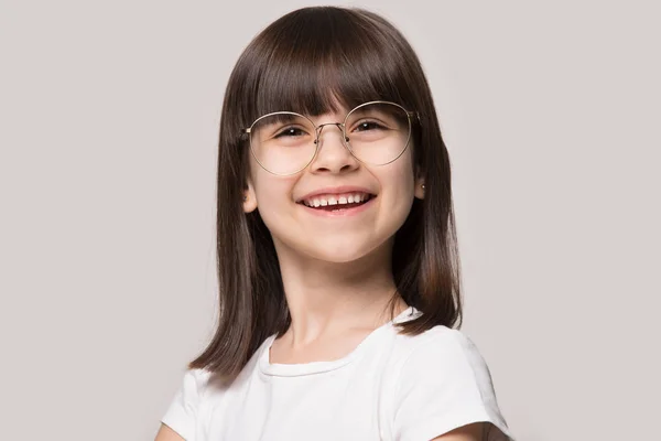 Funny klein meisje draagt een bril met ronde grote spektakel frame — Stockfoto