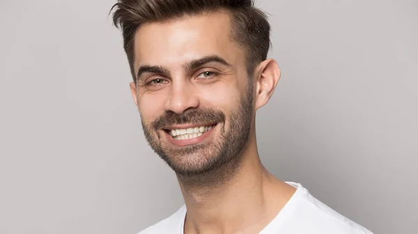 Closeup retrato jovem com sorriso de dentes brancos — Fotografia de Stock