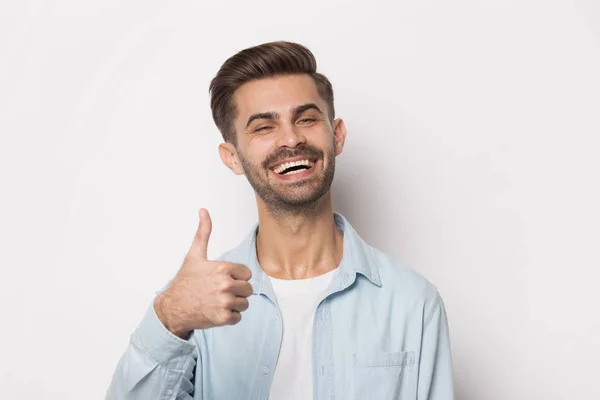 Headshot portrait happy guy showing thumbs up studio shot — Stock Photo, Image