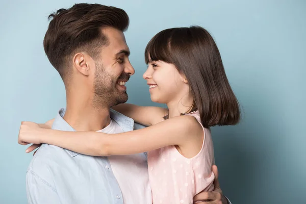 Padre hija mirando el uno al otro se siente amor estudio disparo —  Fotos de Stock