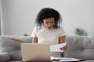 Kızgın afrikalı kız posta mektubunda kötü haber okuma vurguladı
