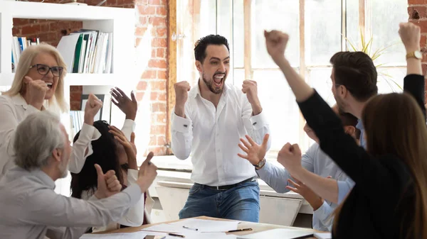 Eufórico equipo de negocios emocionado celebrar la victoria corporativa juntos en la oficina —  Fotos de Stock