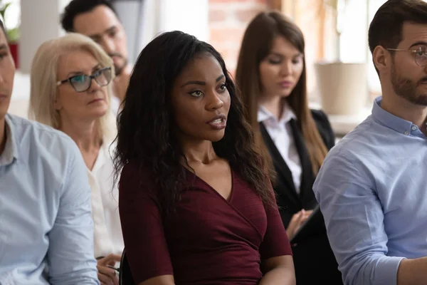 Negro mujer profesional hacer pregunta en grupo seminario conferencia evento — Foto de Stock