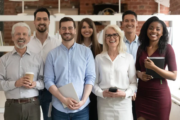 Gelukkig divers Business team staande in Office kijken naar camera — Stockfoto