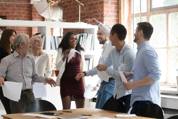Upphetsad Business team människor dansar Holding Papers fira framgångsrikt kontrakt — Stockfoto