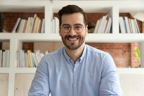 Glücklich Businesscoach Lehrer Webinar Sprecher Blick in die Kamera — Stockfoto