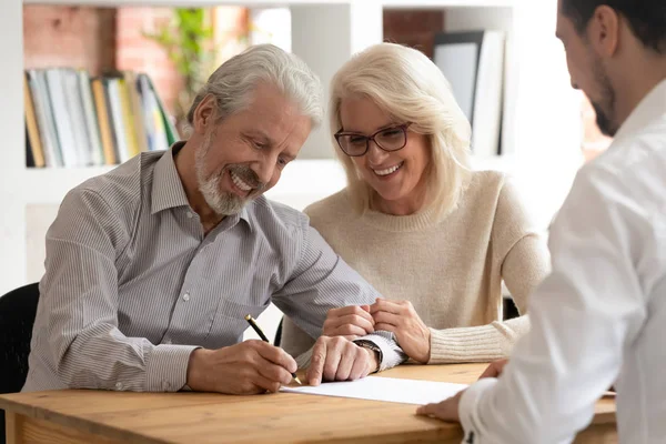 Щасливі старші пари клієнтів підписали страховий контракт агент зустрічі — стокове фото