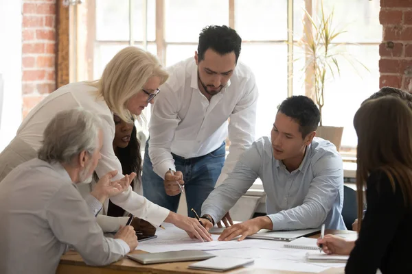 Divers zakelijk team jonge en oude arbeiders brainstormen over papierwerk — Stockfoto