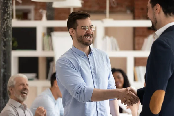 Lycklig manlig arbetare få främjas belönas Handshake Manager i Office — Stockfoto