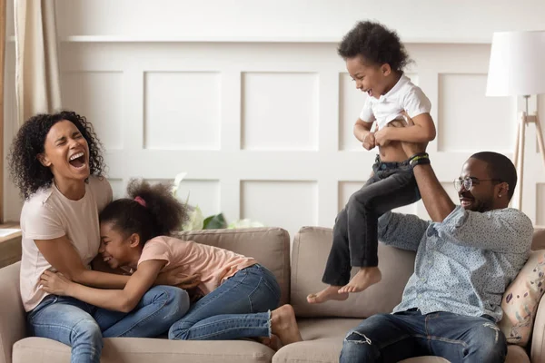 Glückliche schwarze Familie hat Spaß beim Spielen mit Kindern zu Hause — Stockfoto