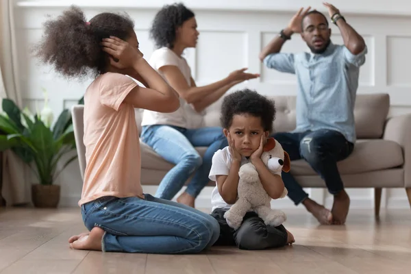 Verärgerte afrikanische Kinder schließen Ohren verletzt durch kämpfende Eltern — Stockfoto