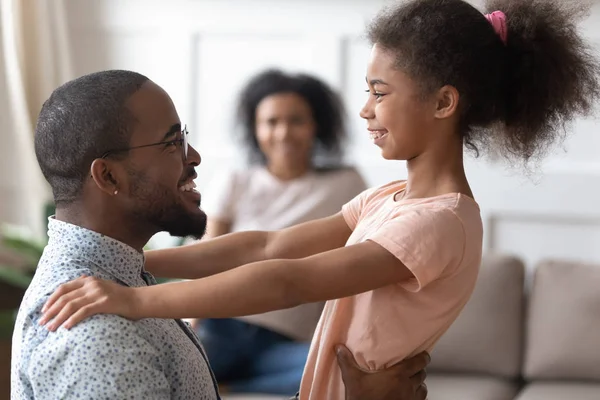 Lycklig afrikansk far och Kid dotter bindning pratar hemma — Stockfoto