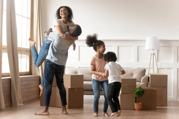 Feliz familia africana emocionada celebran mudanza día juntos — Foto de Stock