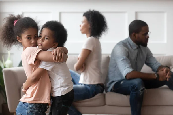Triste crianças africanas abraçando chateado em pais lutar em casa — Fotografia de Stock
