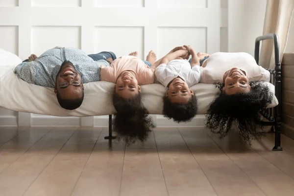 Heureux afro-américain famille collage couché à l'envers sur le lit — Photo