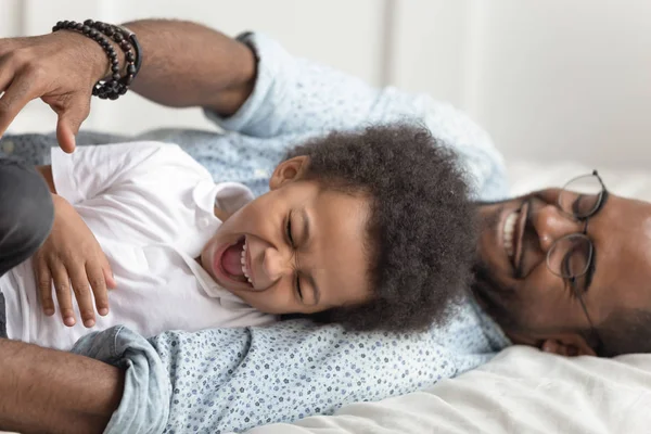 Schattig schattig African American Kid zoon lachen spelen met vader — Stockfoto