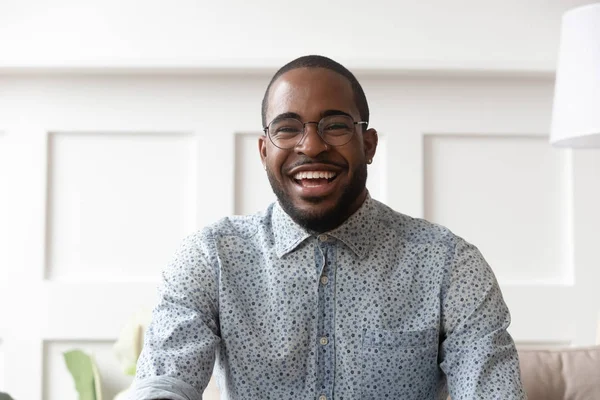 Lycklig svart man videosamtal tittar på kamera hemma — Stockfoto