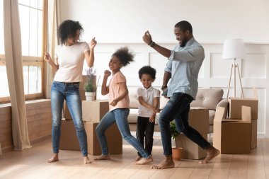 Mutlu Afrikalı Amerikalı ebeveynler ve çocuklar hareketli gün kutluyor dans