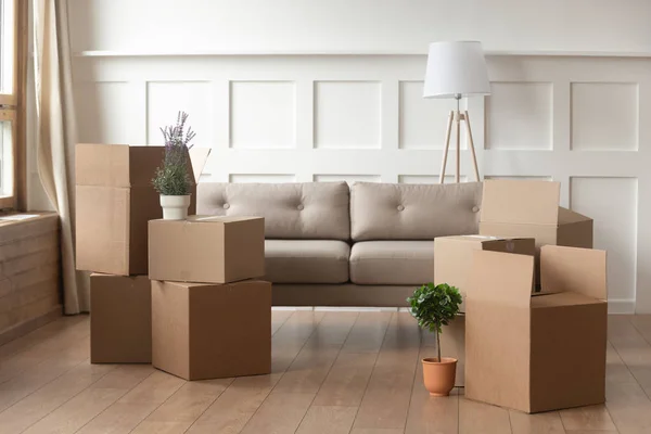 Moving Day concept, kartonnen dozen in moderne huis woonkamer — Stockfoto