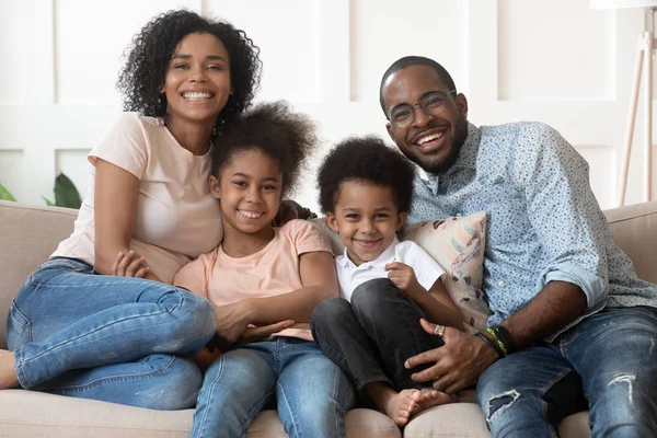 Familia africana feliz de cuatro mirando a la cámara en casa — Foto de Stock