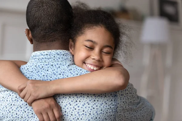 Sonriente lindo africano americano niño hija abrazando papá sentimiento amor — Foto de Stock