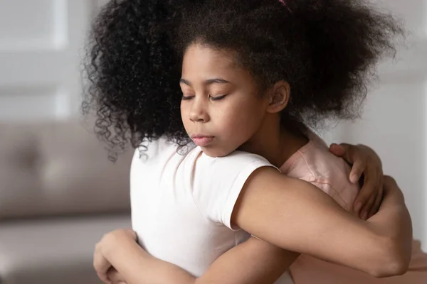 Africano americano criança menina abraçando mãe, conceito de adoção — Fotografia de Stock