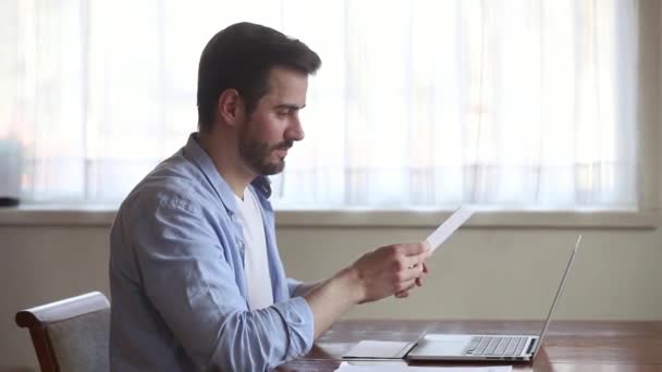 Ευτυχισμένος άνθρωπος ανοιχτός φάκελος κρατώντας διαβάζοντας καλά νέα στο γράμμα — Αρχείο Βίντεο