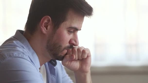 Pensativo chateado millennial homem preocupado com o problema de tomada de decisão difícil — Vídeo de Stock