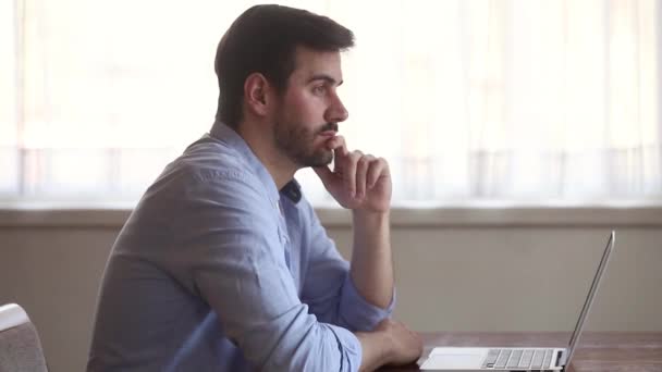 Thoughtful businessman lost in thoughts at work search for inspiration — Stock Video
