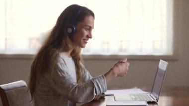 Mutlu kadın online öğretmen kulaklık öğretim görüntülü arama giyiyor