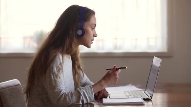 Súlyos lány hallgató hord fejhallgató dolgozószoba online-val Internet tanár — Stock videók