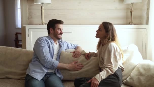 Jovem casal familiar conversando tendo conversa sentada no sofá — Vídeo de Stock